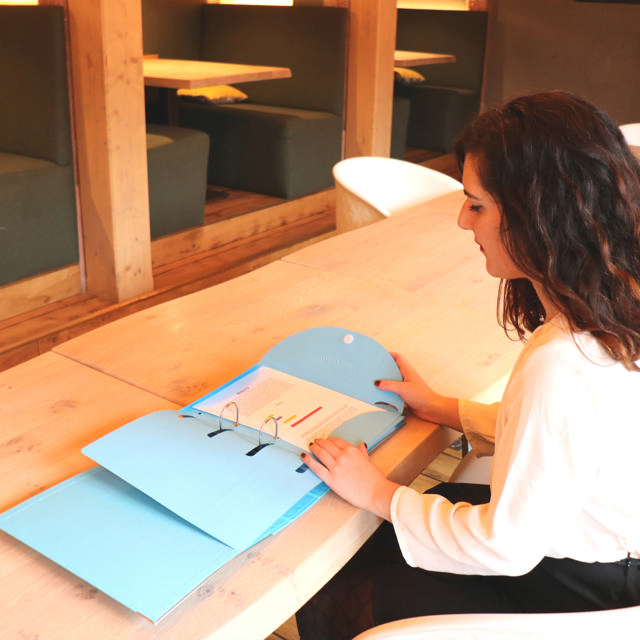 Carpeta de archivos perforada Smartfolder con pestaña, A4