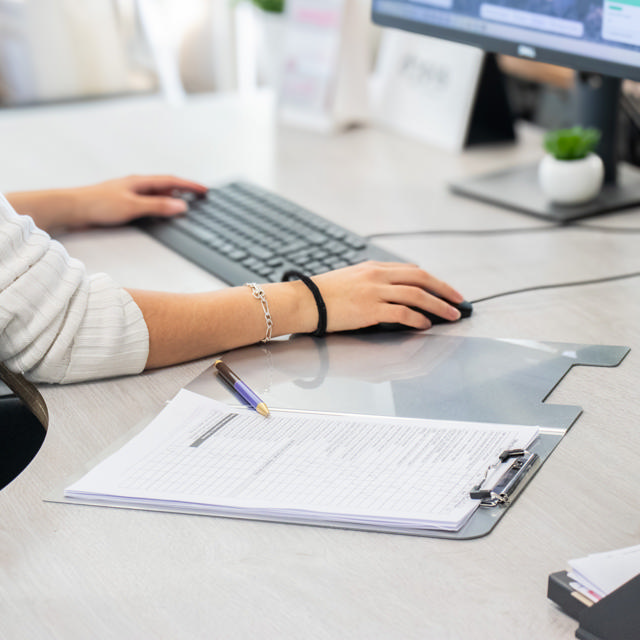 Carpeta con pinza y solapa, aluminio, A4, Vertical