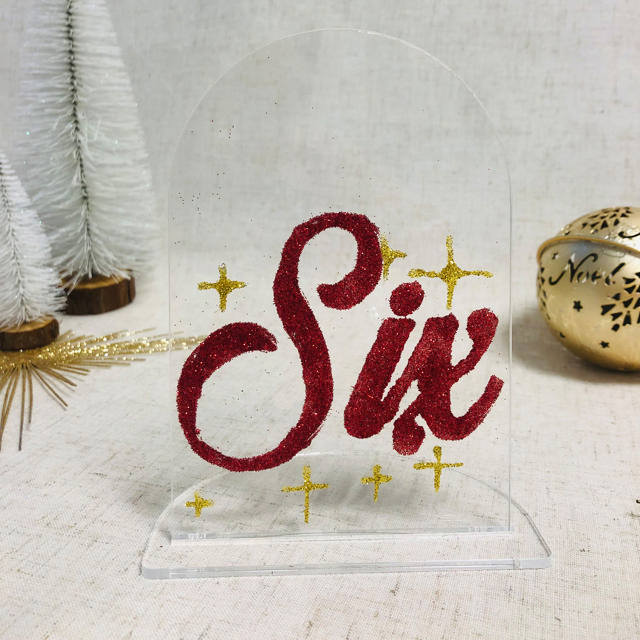 Placa para numeración de mesas redondeada en acrílico personalizable