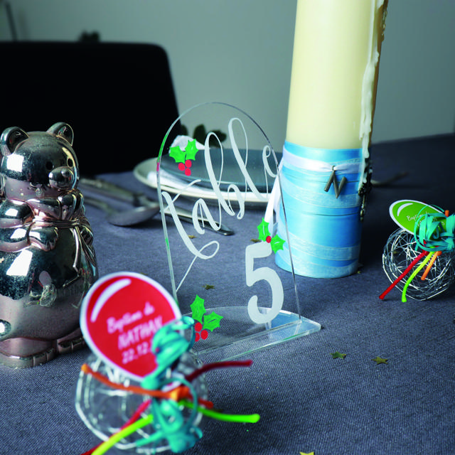 Placa para numeración de mesas redondeada en acrílico personalizable