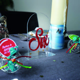 Placa para numeración de mesas redondeada en acrílico personalizable